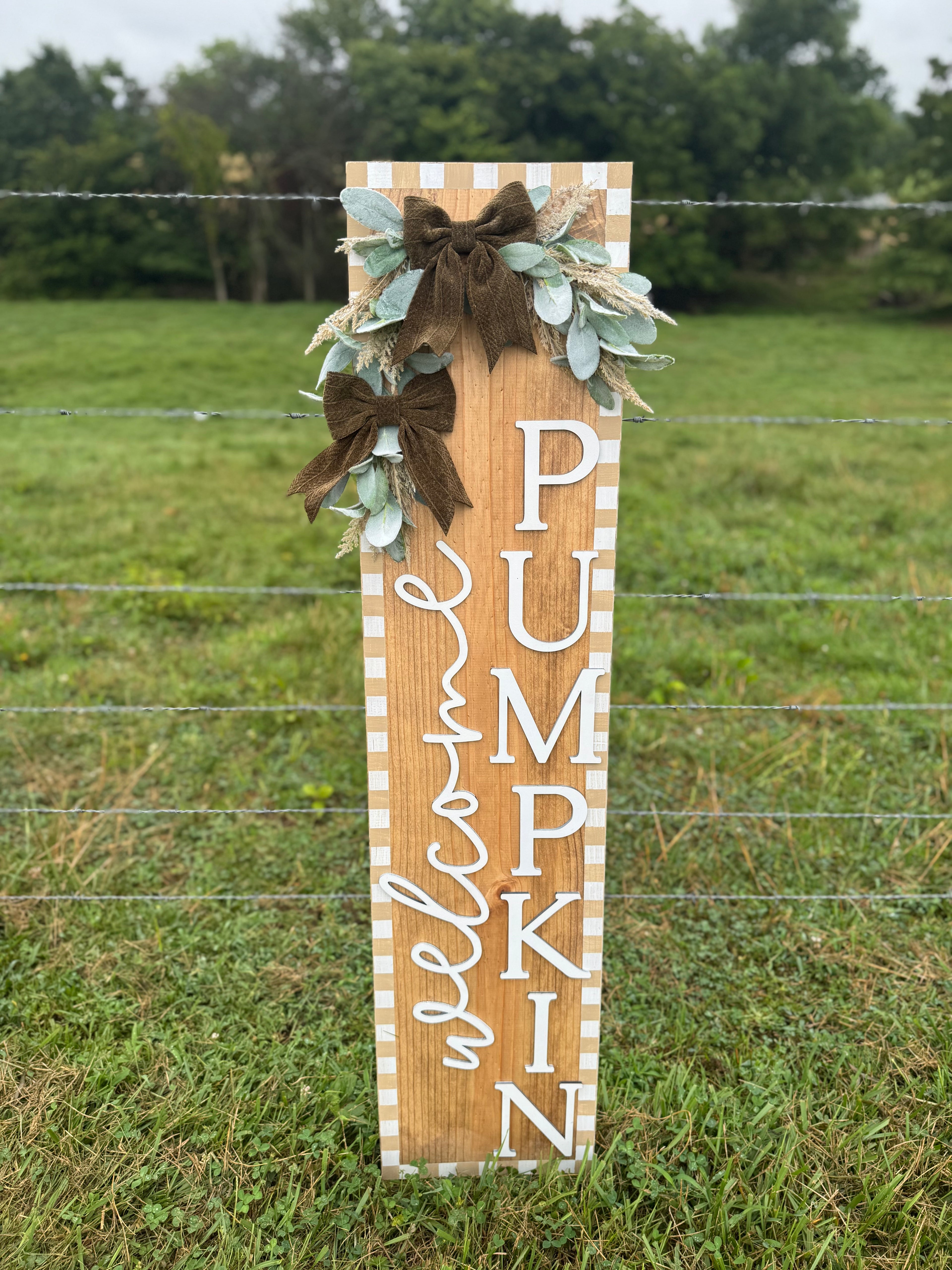 Striped Welcome Pumpkin Leaner